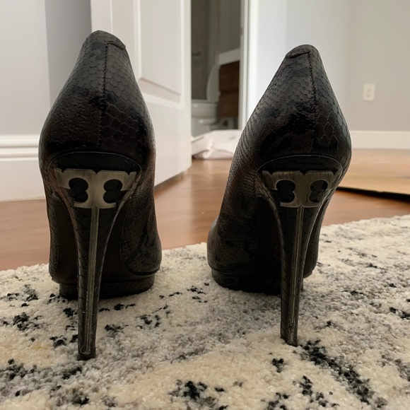 Tory Burch Jude Snakeskin Pump - Picture 6 of 10